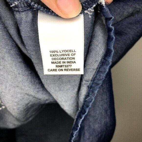 ELLE Blouse Size Medium Chambray Blue Flutter Sleeve V-Neck Top Embroidered - Picture 6 of 7